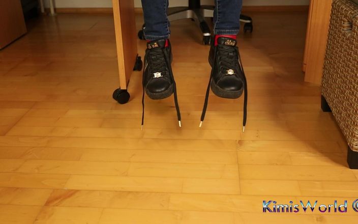 KimisWorld: Röda strumpor, sneakers &amp; dinglande retas