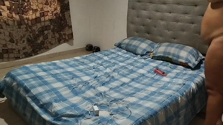 Adribella69: Ragazza paffuta si masturba in bagno con uno schizzo e...