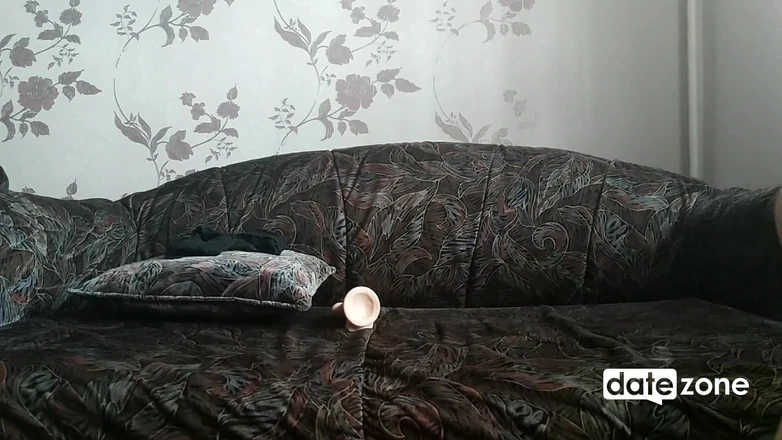Datezone: Une jolie nana à lunettes obtient un orgasme en se caressant...