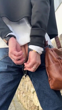 Žhavé postřehy kvůli Zipper Jeans! Tranny Girl se udělá na lavičce ve veřejném parku!