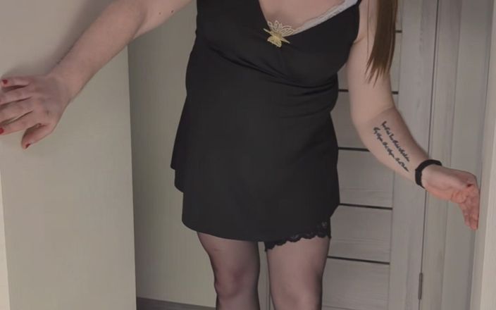 Sissy Slut Masha: Sissy salope en cheval renversé avec des talons hauts rouges...