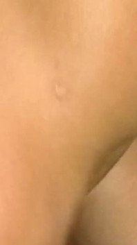 Kaslı korunmasız prezervatifsiz anal seannın tadını çıkarıyor