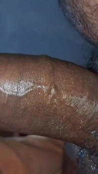 Indische desi-ehefrau lutscht nassen schwanz, bis sie sperma im mund knabbingen