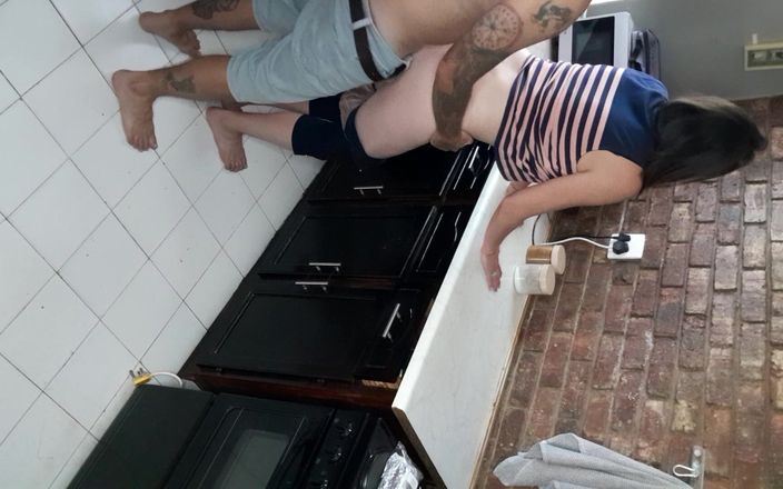 Bigjoefuckalott: Mengejutkan istri tetanggaku dengan di dapur