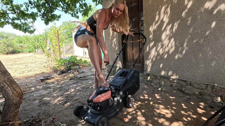 HotPrincessUA: Clear Sandals, Cranking Mower &amp; Cum on My Shoe Outdoor Fetish...