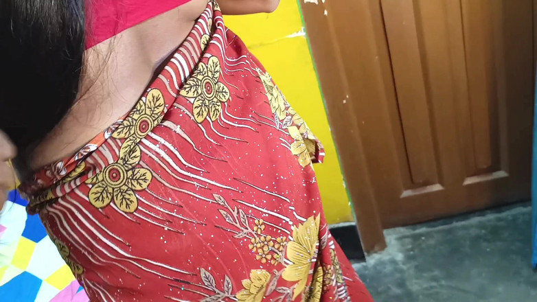 Sexuda: デシ・インディアンの新婚バービー・ドッグスタイルセックス動画、美しい大きなお尻の村のバービー、夫とのハードコアセックス