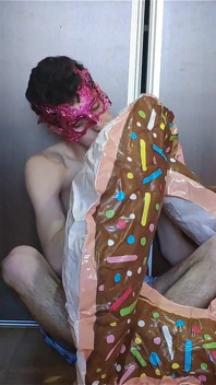 Explodindo meu donut inflável rápido!