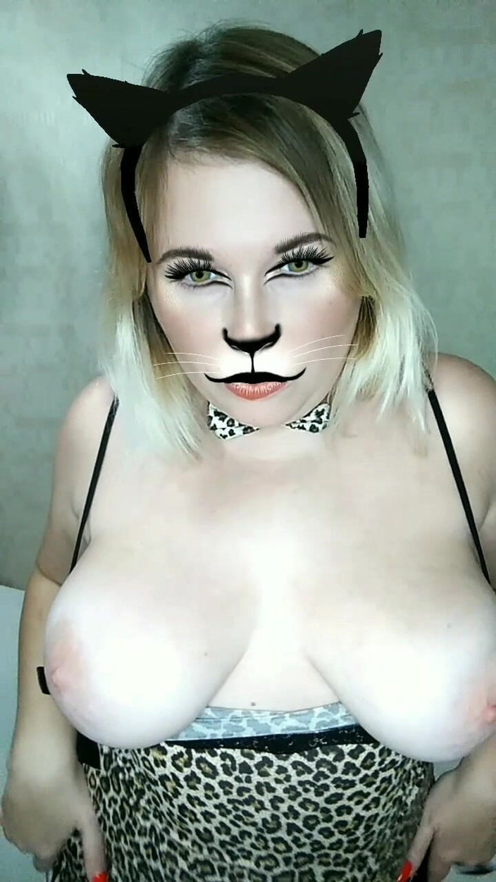 Whitekitten: 穿着猫服装的大奶子的微胖熟女