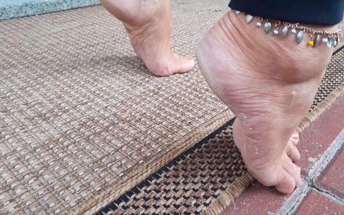 Selena701: Amateur blonde rijpe vrouw geniet van voetenaanbidding