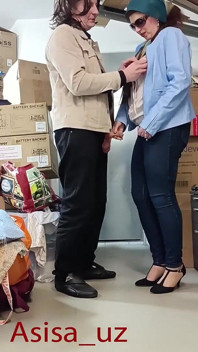 Saya Memberikan Blowjobs Di Bilik Simpanan