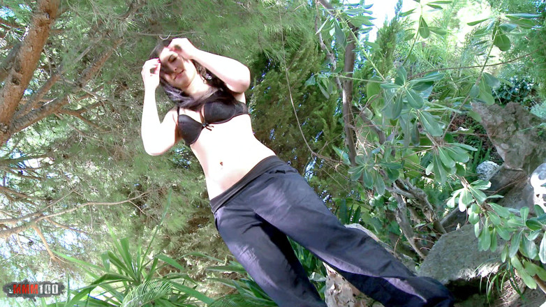 MMM100: Tania Berry bonita morena con grandes tetas Tania Berry se...