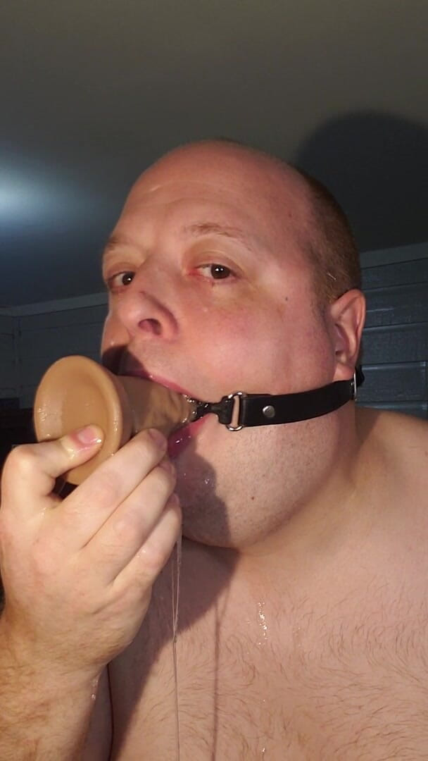 Charlieboy69: Schlampiger halsfick, 7-zoll-gyrating-dildo mit mundknebel