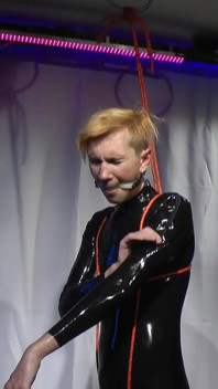 Nicky Latexová panenka gagged a provázaná