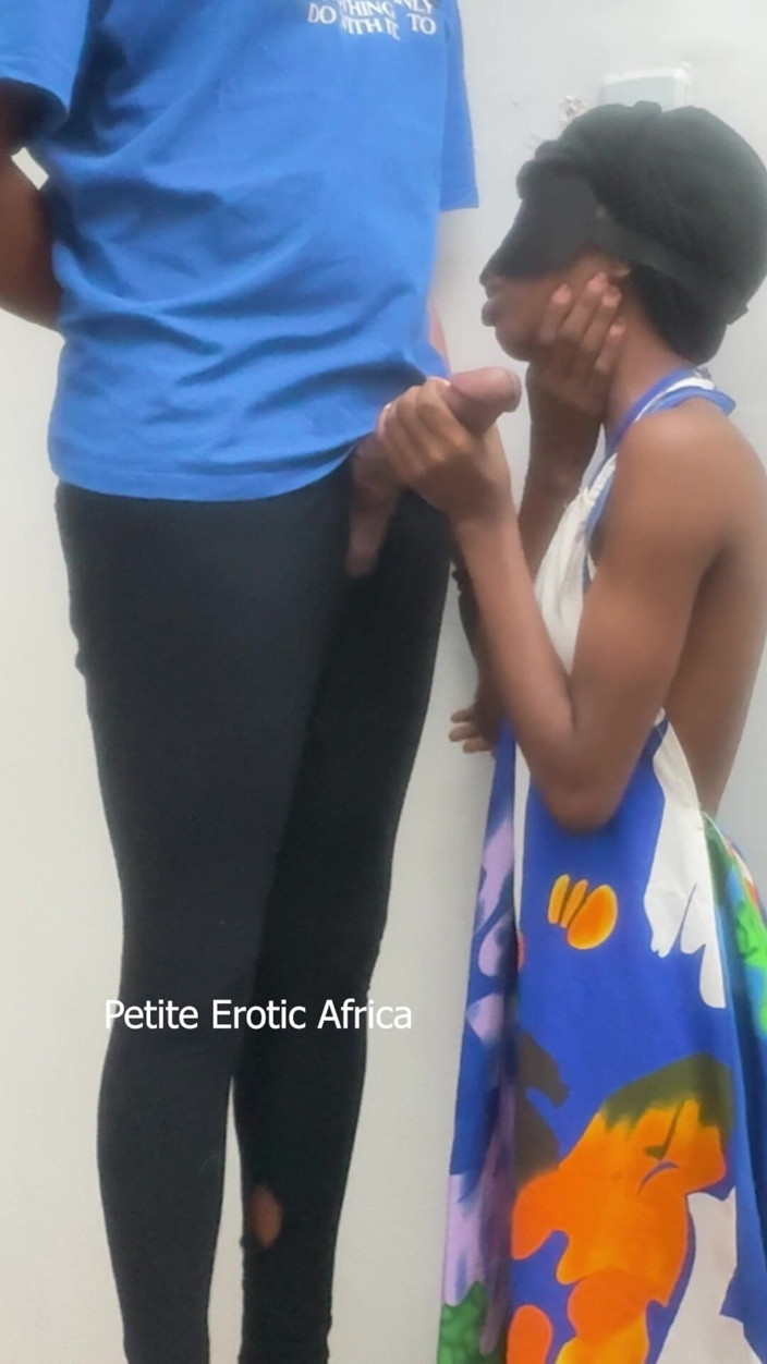 Petite Erotic Africa: Te strak om binnen te komen