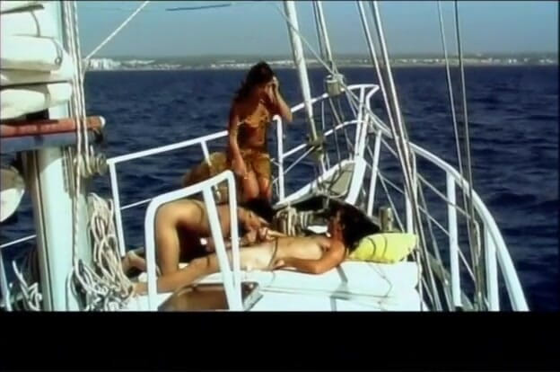 Out Sexxx: İki genç sürtük için teknede ateşli üçlü seks sahibinin yarağını emiyor