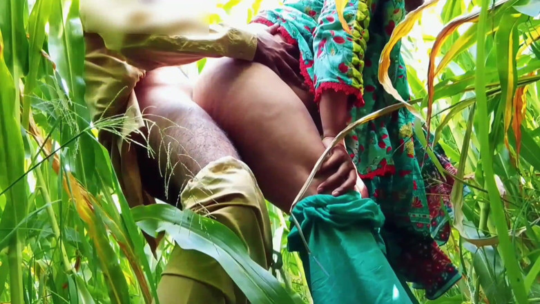 Abida sexy: Heet trio hard neuken buitenshuis