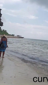 Extremo se exibindo na praia. Fiz meu motorista do Uber jogar com meu clitóris até eu gozar