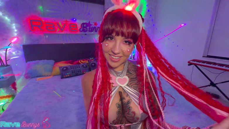 Rave Bunnys: KIZIL SAÇLI LUNA EFSANESI NEON IŞIKLAR ALTINDA Brian'a poposunu sunuyor!