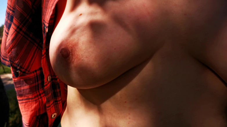 Bouncy Tits Action: Порка твердых сисек в лесу