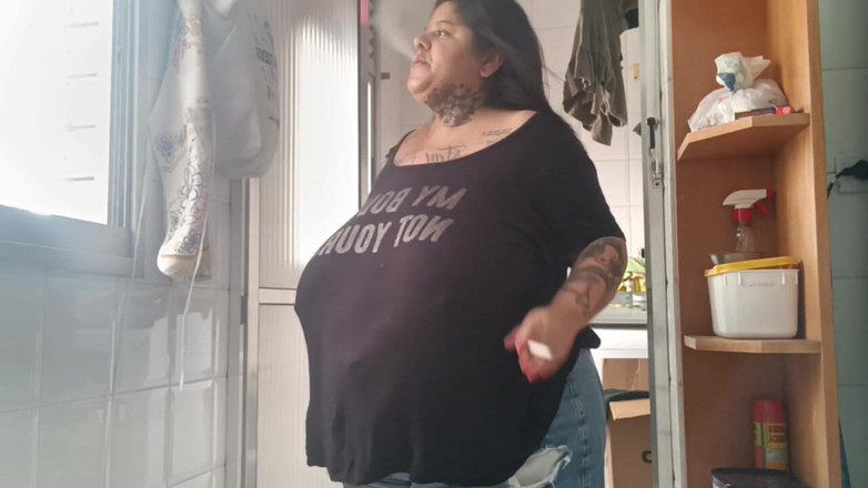 Mary Jhuana: Cewek semok ini lagi asik merokok di area layanan