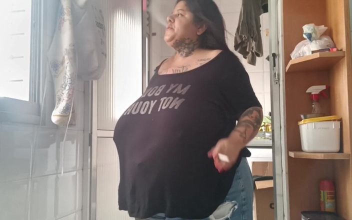 Mary Jhuana: BBW Rauchen im Servicebereich