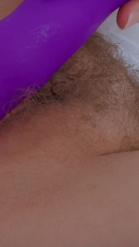 Chat picante provoca que el frenesí de juguete morado de milf en un camisón transparente - ¡mírame montar un consolador!