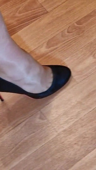 Oefenen met lopen voordat ik klaarkom in mijn nieuwe zwarte pumps