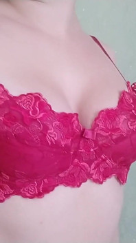 Arrapato e vuoi giocare con le mie tette e capezzoli duri davanti alla fotocamera