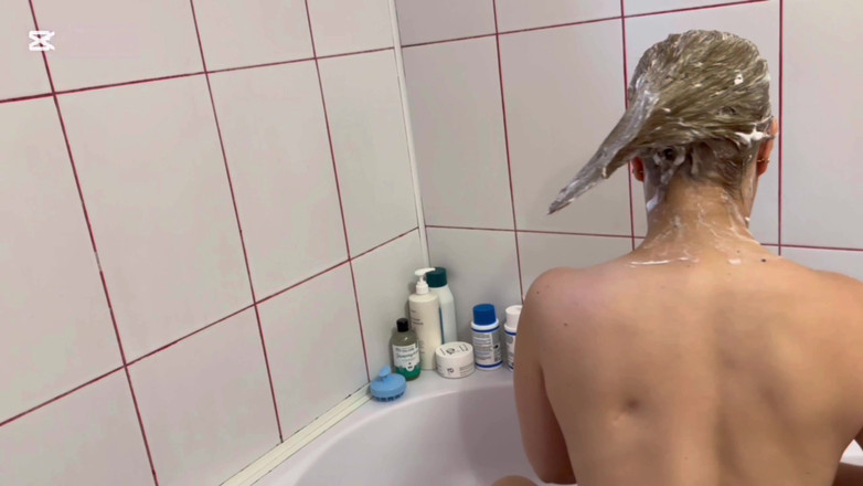 Emeli: Gội đầu với bọt cạo lông