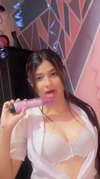 조부모의 집에서 자위하는 소녀