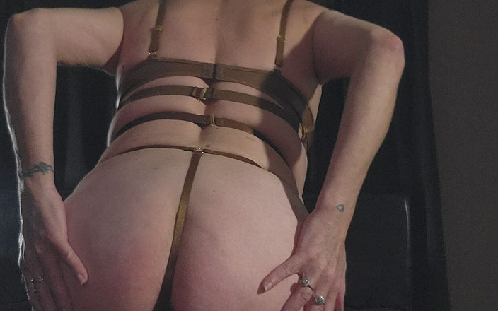 EliteLadyS: 业余美国熟女乱搞自己