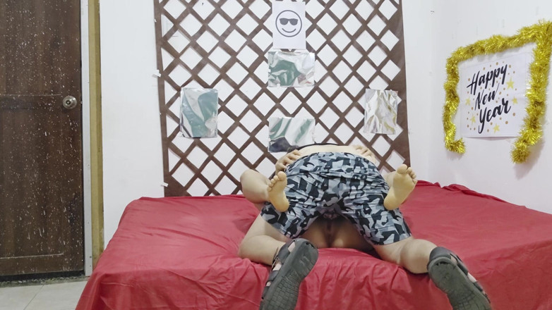 InsaciableX: Il patrigno la trovò a letto e cominciò a fare...