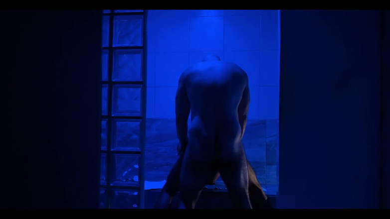 The Gay Quadzilla: Un urs musculos fute o femeie latino în sauna gay