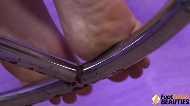 Foot Fetish HD: Gorąca wytatuowana Aradia miesza stopy z zimną stalą
