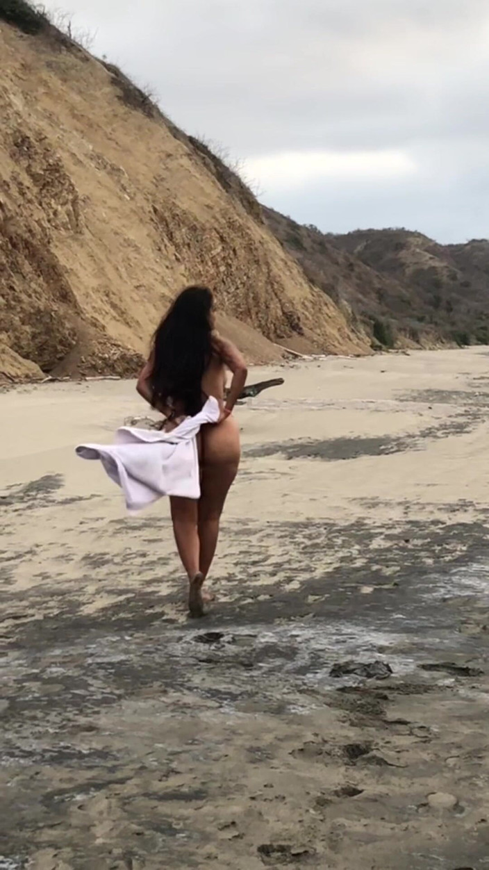 BigAssStepmom2: 饥渴的拉丁女仆被她的老板用大鸡巴操，最后射在她热辣的阴户里