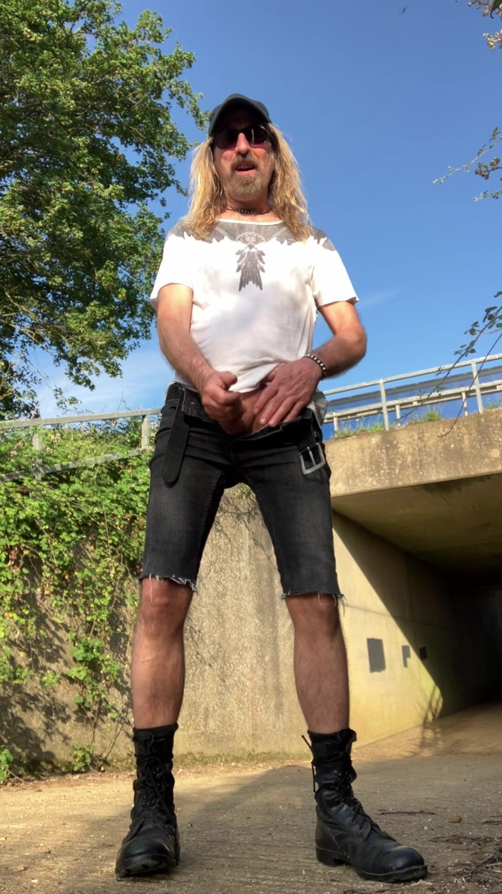 Longhairdude: Longhairdude ngocok kontol sampai muncrat di underpass