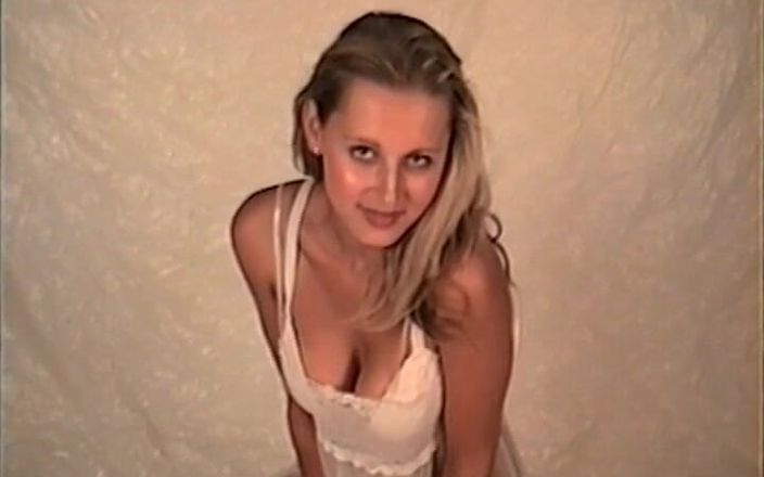 Old and young sex: Stiekem gefilmde natuurlijke blonde Lenka met stevige volle borsten masturbeert...