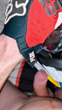 Il motociclista nudo si masturba sul suo mxhelmet