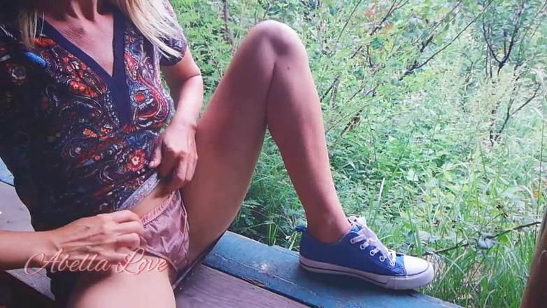 Abella Love: Teenie-mädchen fast beim masturbieren auf der bank im park erwischt