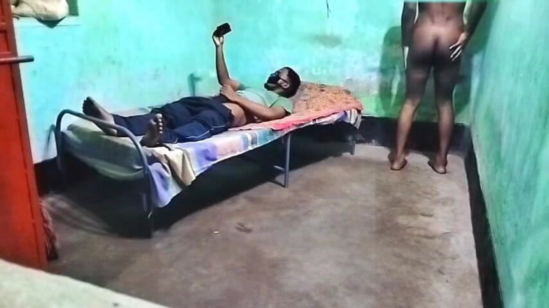 Desi Tits: Băiatul twink îl prinde pe prieten în direct pe cameră web singuri...