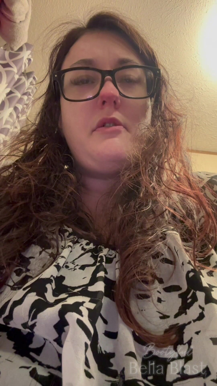 BellaBlast: Товстушка, зоровий контакт у туалеті, пукає і зрубає інтимне відео від першої особи з Беллою