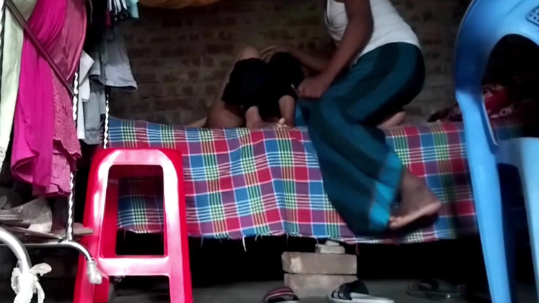 Deshi women: Kongkek tegar dengan adik tiri dara saya sebelum dia menunggang....