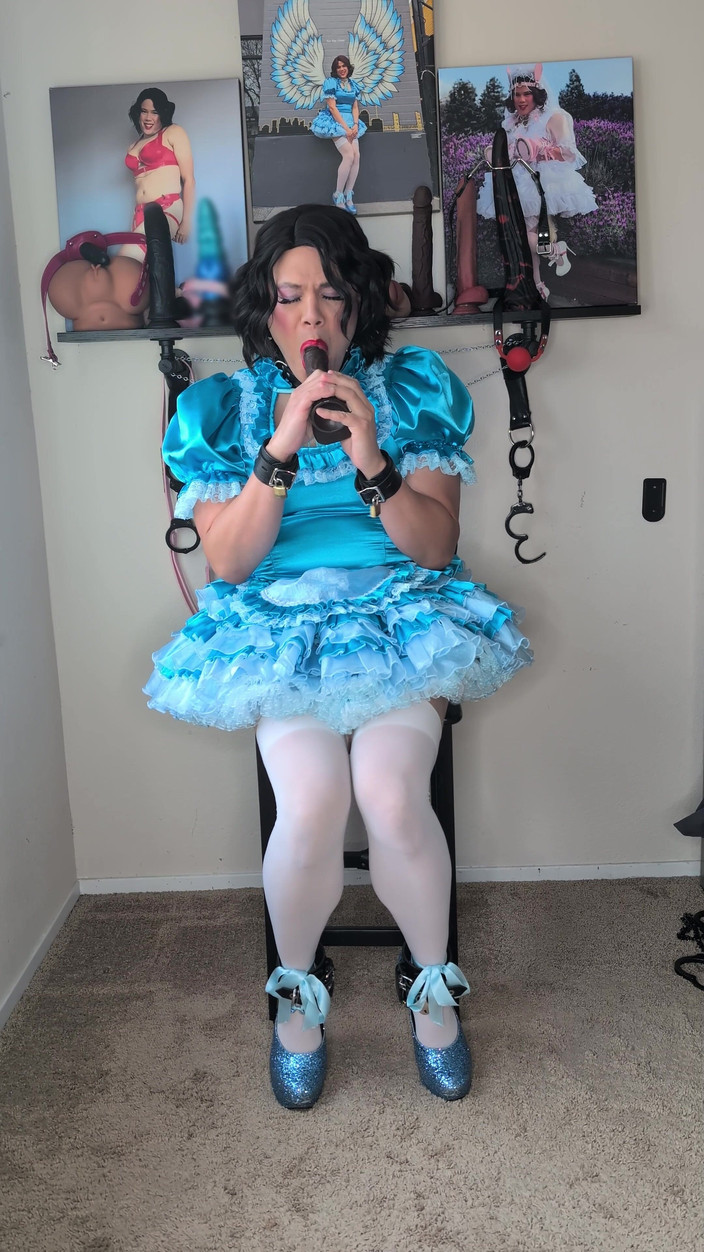 Sissy Candy: Сисси Candy играет с дилдо, часть 1