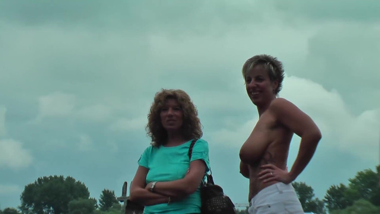 Lesbian Stories: Milfs tetonas se complacen sus coños mojados