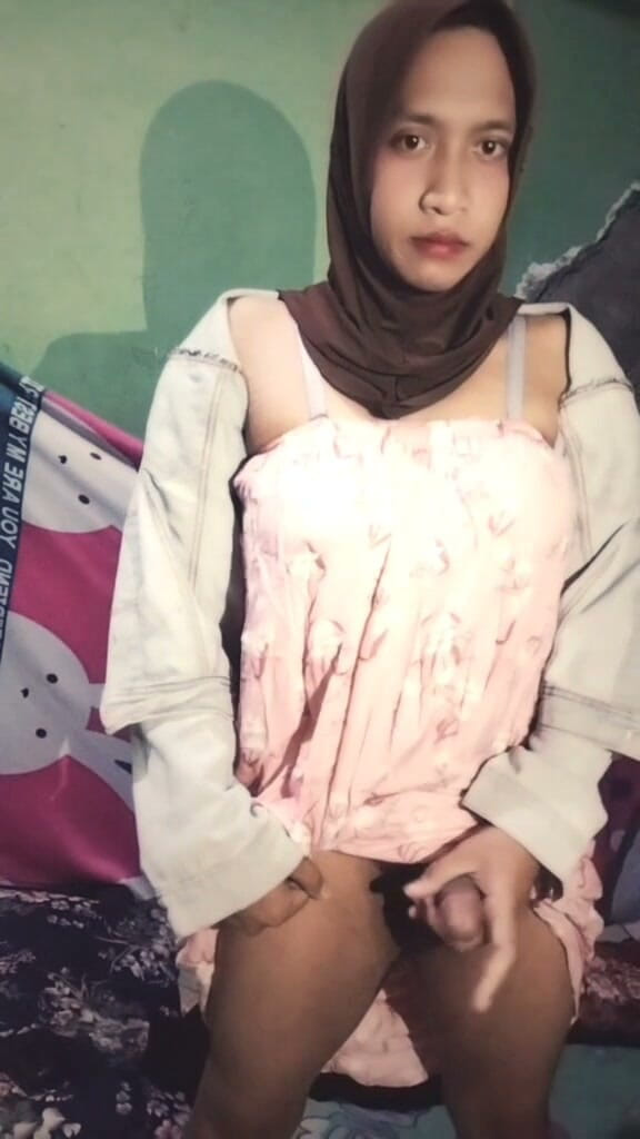 Deboy Candy: Beautiful Hijab Transvestite Masturbates Alone