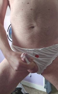 Fantasies in Lingerie: 穿着我的白色缎面内裤的晨间射精