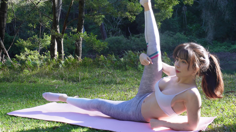 Luna Lovekiss: Relaxare yoga flow purtând colanți