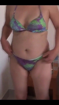 Meine frau im pool mit dem stiefsohn ihrer besten freundin, sie masturbieren und kommen auf ihre haarige muschi