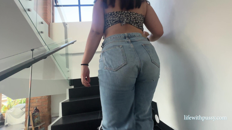 lifewithpussy: Cewek semok latina 18 tahun dengan pantat bahenol lagi asik dientot...
