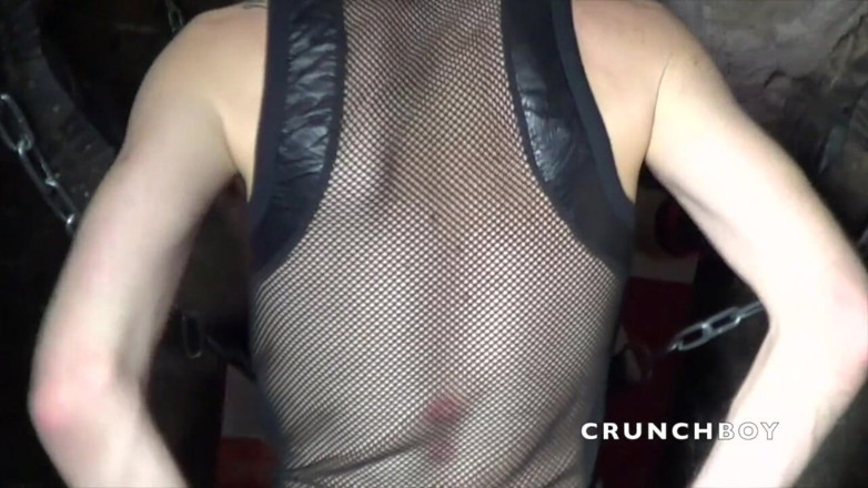 BAREBACK AND CREAMPIE CLUB: Twink šuká bez sedla twink v praku